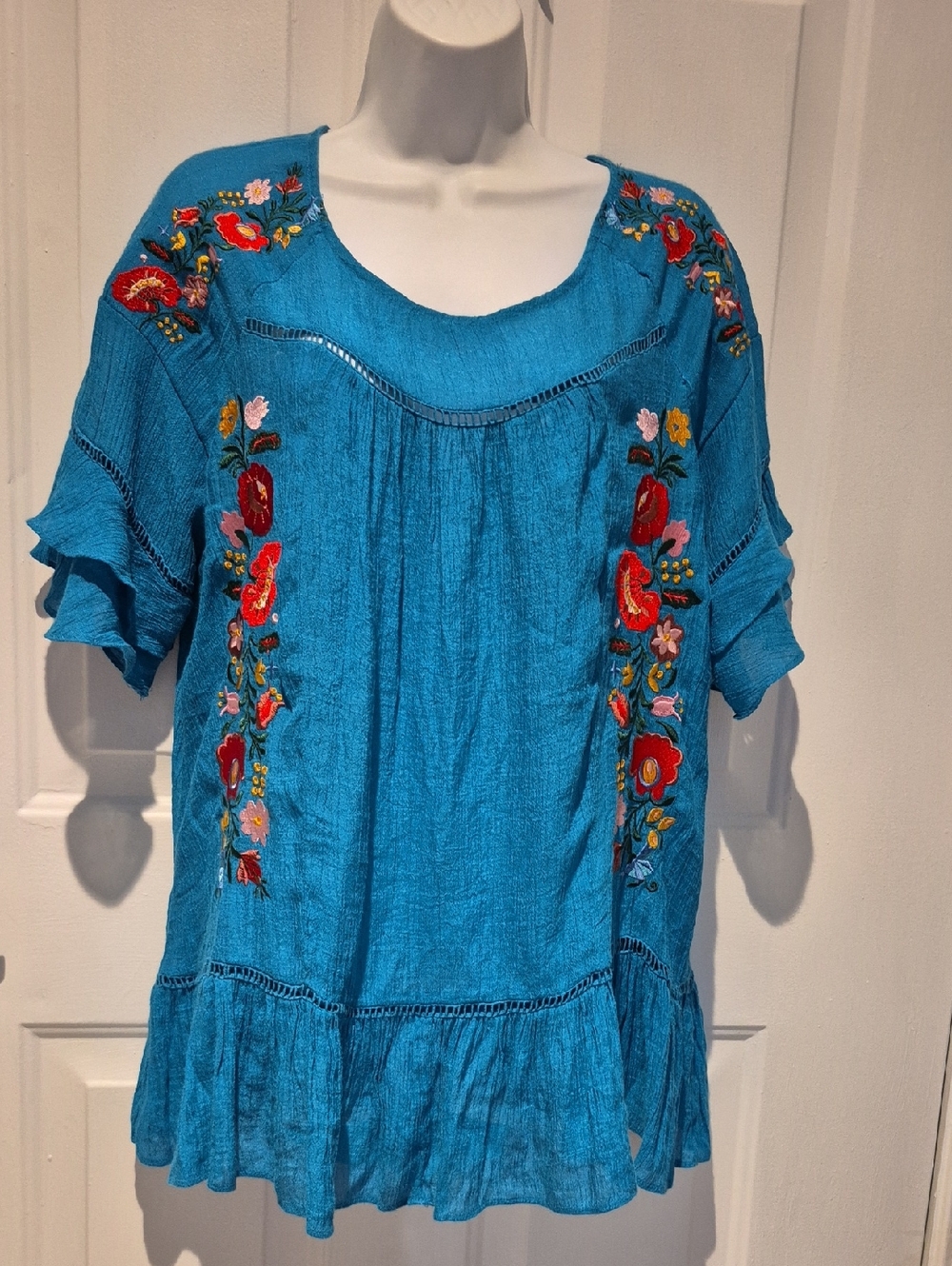 Umgee Teal Blue Top with Embroidered Embellishments. Sz XL. EUC